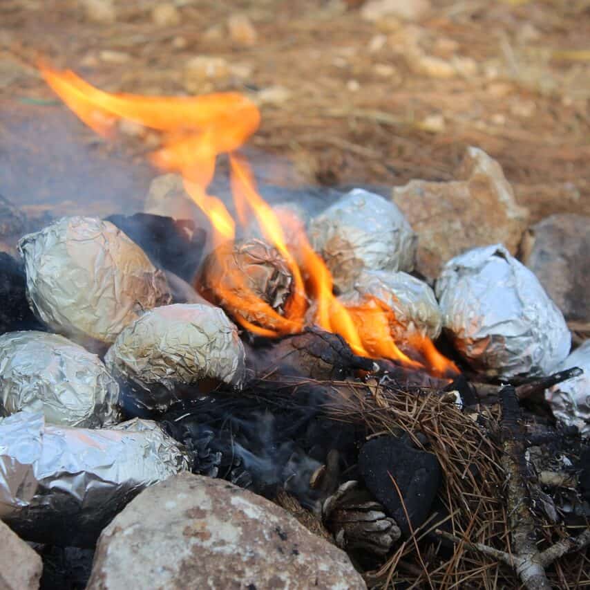 Pommes de terre cuisant au feu