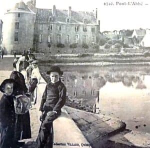 Pont-l'Abbé Les bords de l'étang et le château - Pont-l'Abbé au début du XXème siècle  (carte postale, collection Villard, Quimper)