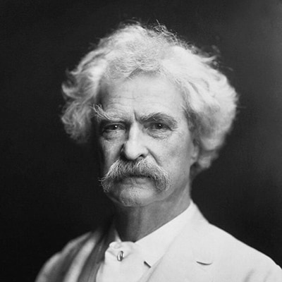 Portrait de l’écrivain américain Mark Twain, photographié par A. F. Bradley à New York en 1907