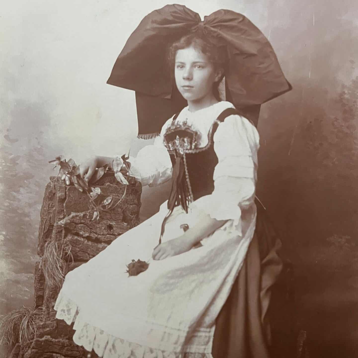 Portrait d'une jeune fille en habit d'Alsacienne
