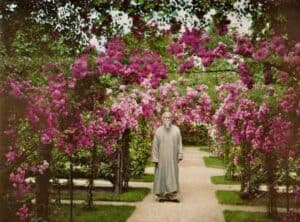 Rabindranath Tagore dans les jardins Albert Kahn, à Paris