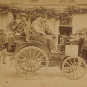 Messieurs Panhard et Levassor, à bord de leur voiture à pétrole, concurrente nº13 du concours de voitures sans chevaux organisé par le « Petit Journal », 22 juillet 1894