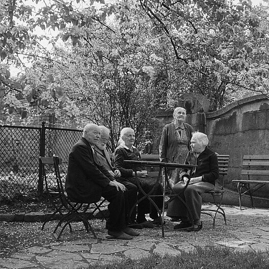 Roger Rössing et Renate Rössing - Personnes âgées à une table dans le jardin (1952)