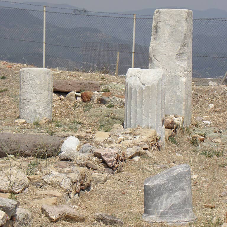 Ruines de Lesbos, par Tedmek (domaine public)