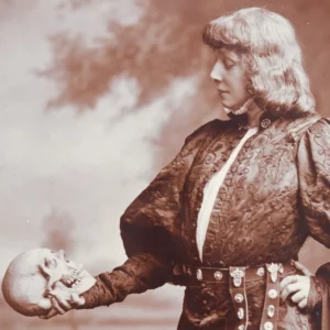 Sarah Bernhardt dans le rôle d'Hamlet en 1899