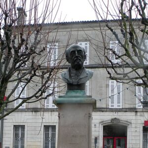Statue du poète André Lemoyne à Saint-Jean-d'Angély