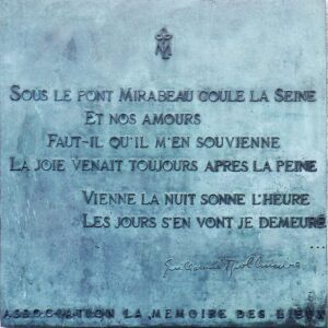Sur le pont Mirabeau (côté 16e), plaque de bronze avec un fragment du poème Le Pont Mirabeau, de Guillaume Apollinaire