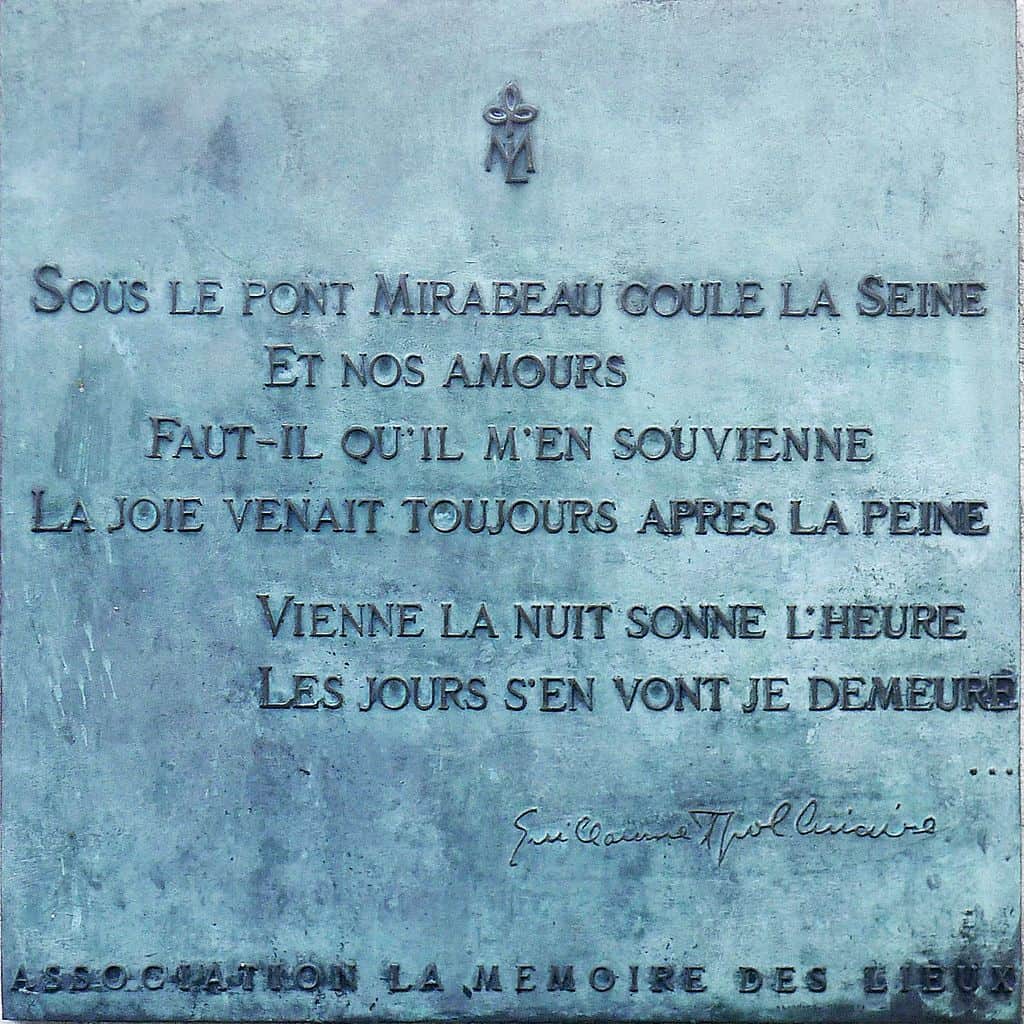 Sur le pont Mirabeau (côté 16e), plaque de bronze avec un fragment du poème Le Pont Mirabeau, de Guillaume Apollinaire