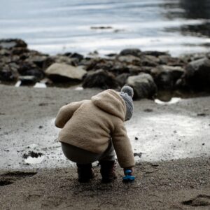 Tatiana Syrikova - Enfant sur une plage
