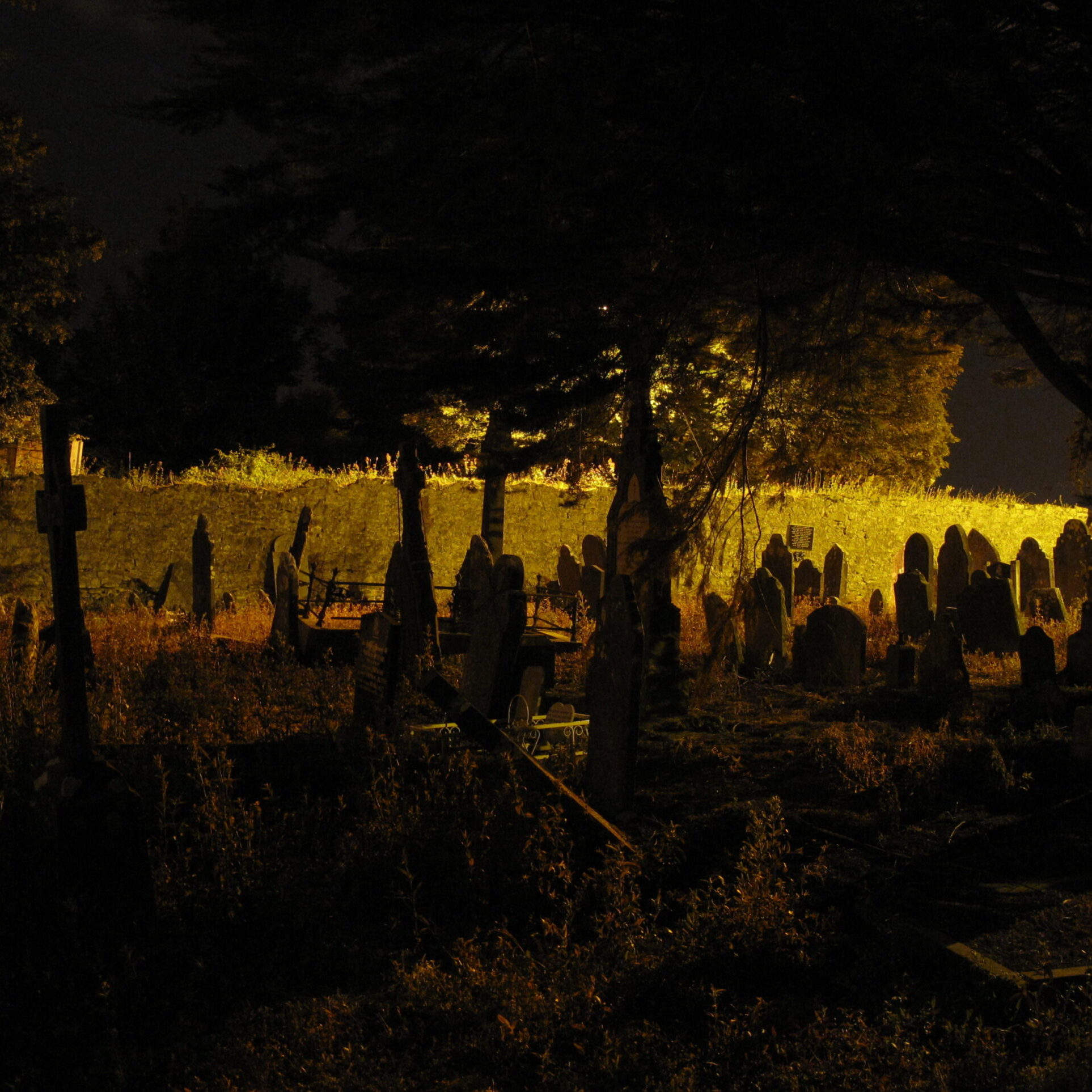 Cimetière de Temple Hill (Cork, Irlande) la nuit - par Guliolopez