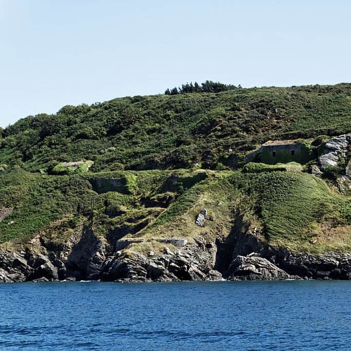 Thesupermat - Les vestiges du fort Robert vues de la mer sur la presqu'île de Roscanvel dans le Finistère (2013)