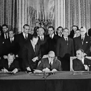 Traité de L’Élysée du 22 janvier 1963 - de gauche à droite : le chancelier allemand Dr Konrad Adenauer, le président français Charles de Gaulle, et le Premier Ministre français Georges Pompidou