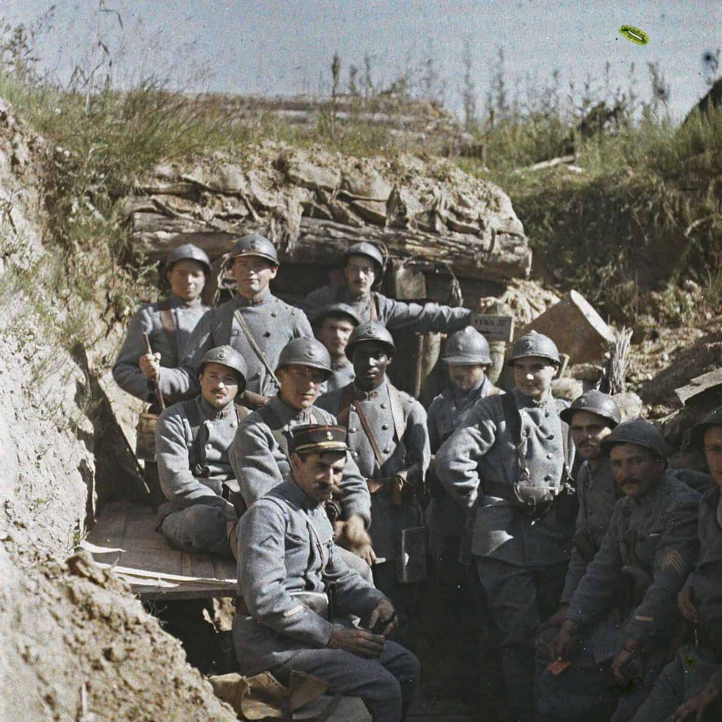 Tranchée de première ligne - groupe de poilus devant l'entrée d'un abri (1917)