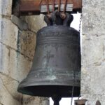 Une des cloches de l'église, Église-Neuve-d’Issac (2018)