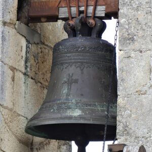 Une des cloches de l'église, Église-Neuve-d’Issac (2018)