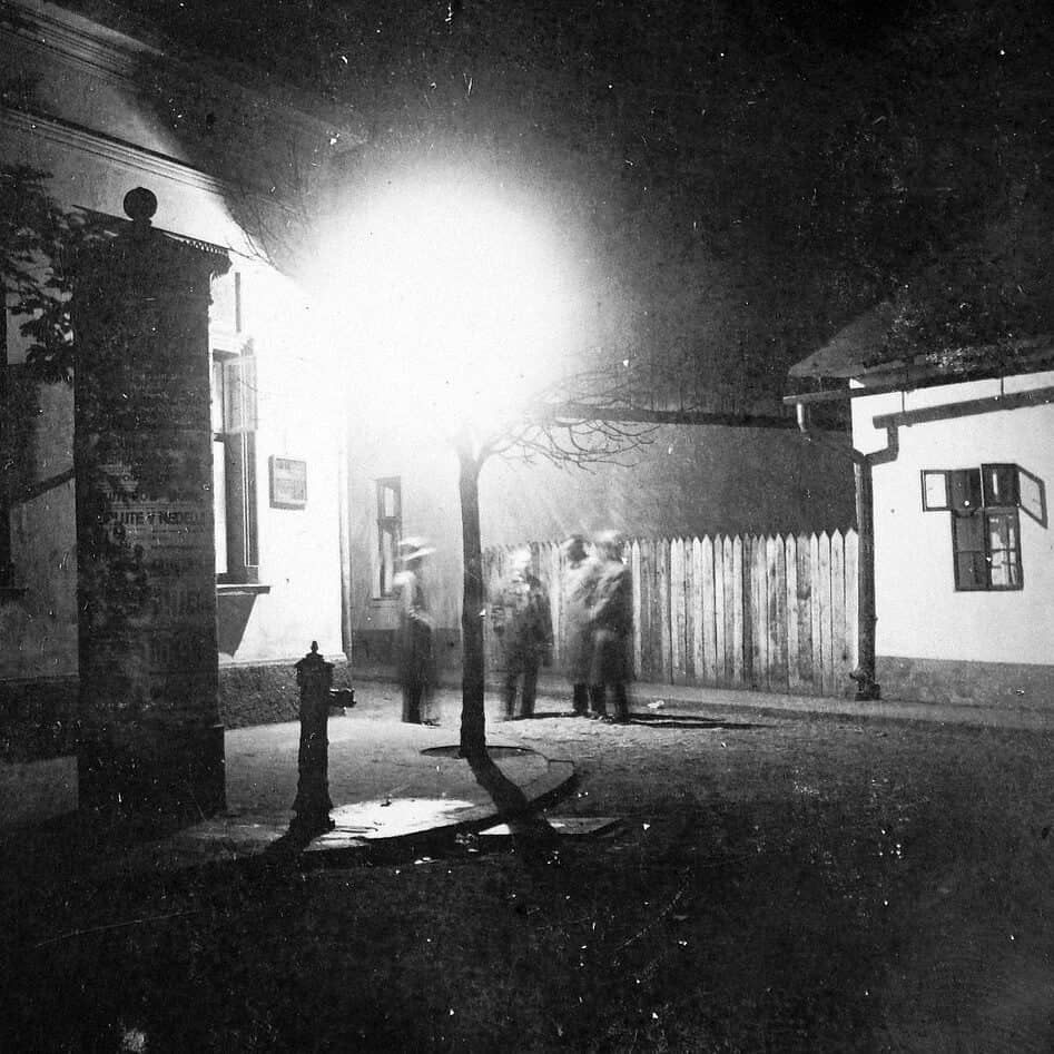 Une rue, la nuit, en 1923