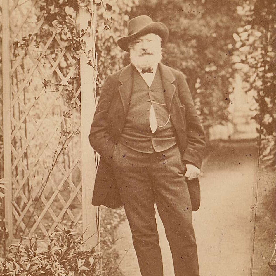 Victor Hugo dans le jardin de Hauteville House à Guernesey (années 1880).