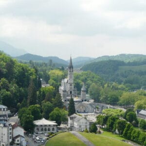 Vue générale de Lourdes et de son sanctuaire marial depuis le château fort